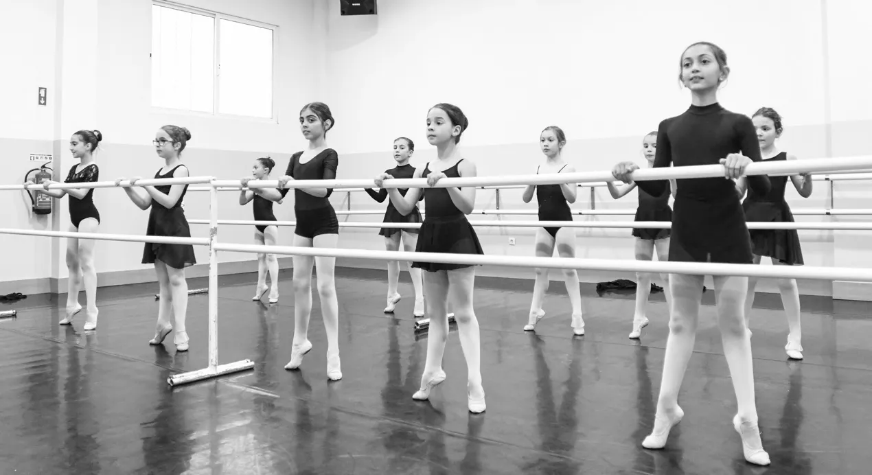 Alunas na barra durante uma aula de ballet