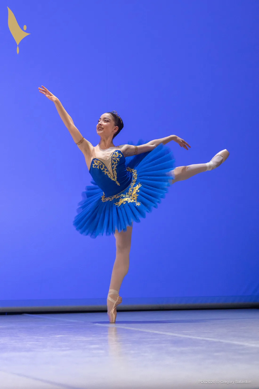 Aluna em palco com tutu azul