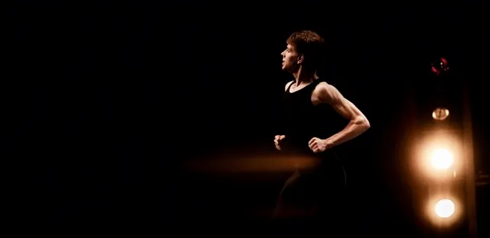 Bailarina em palco às escuras
